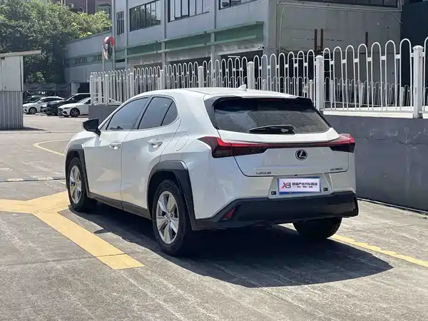 Lexus UX 2023
