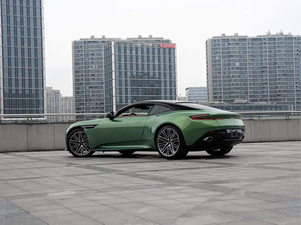Aston Martin DB12 2024 — фото 5