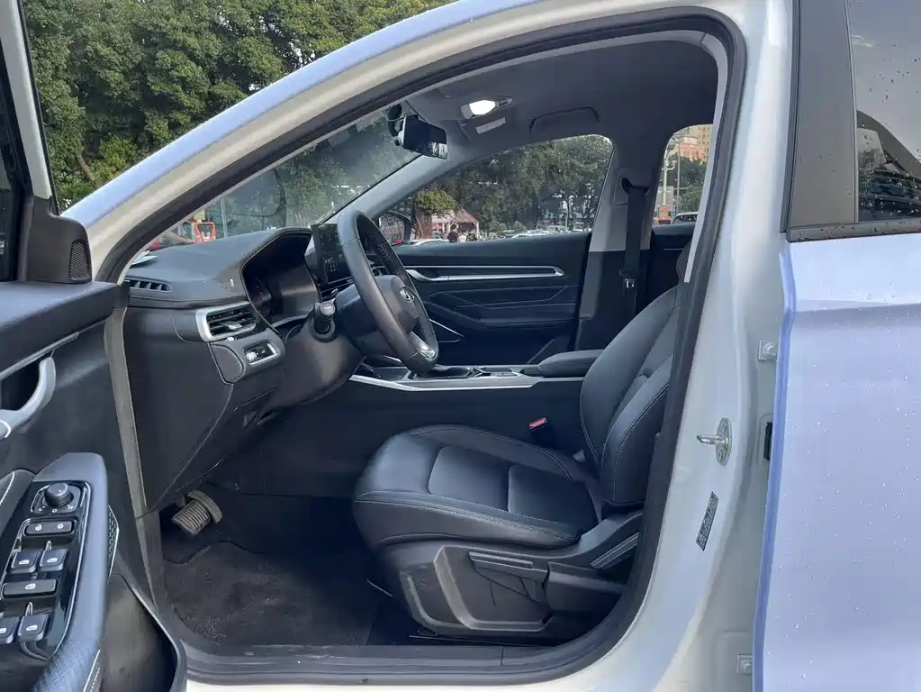 Geely Emgrand 2023