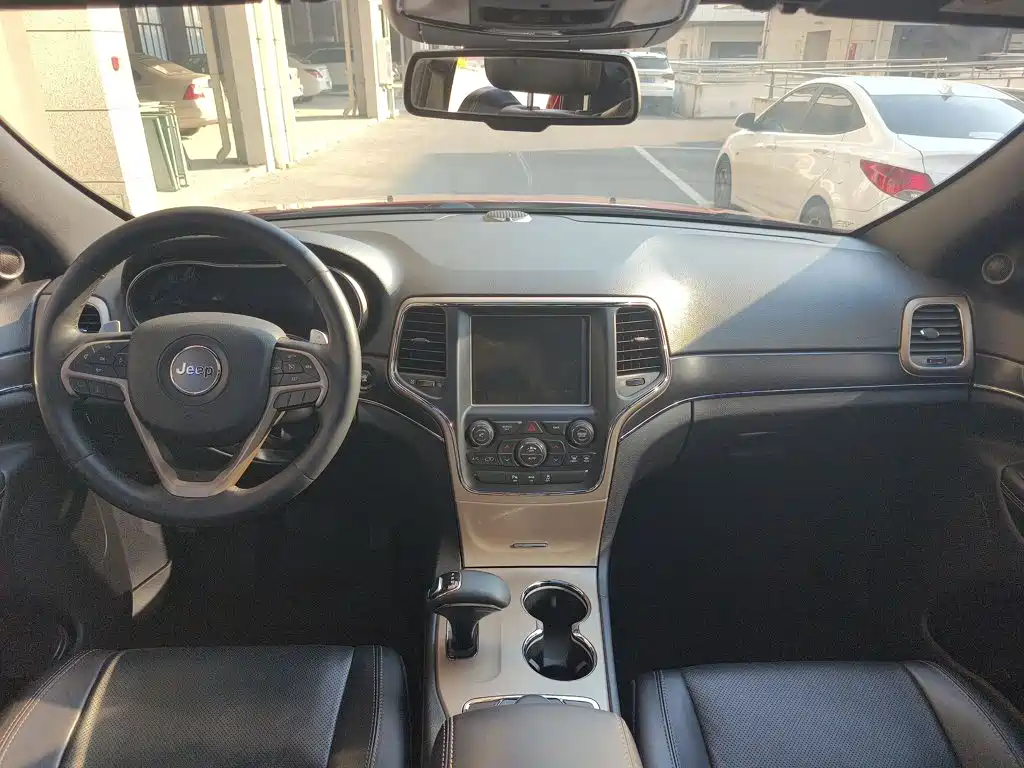 Jeep Grand Cherokee 2017 — фото 14