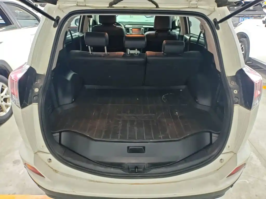 Toyota RAV4 2018 — фото 19