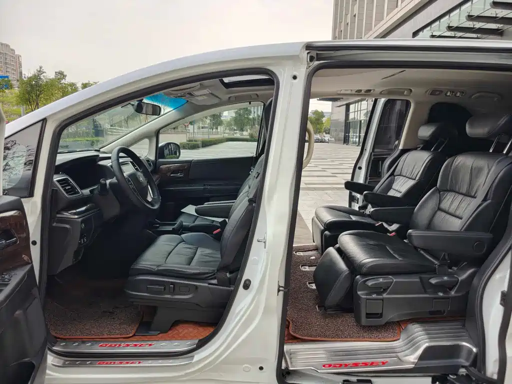 Honda Odyssey 2017 — фото 10