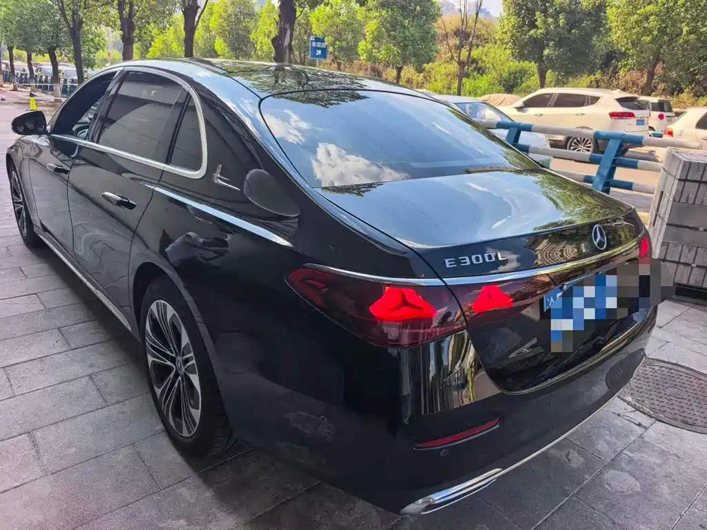 Mercedes-Benz E-Class 2025 — фото 4
