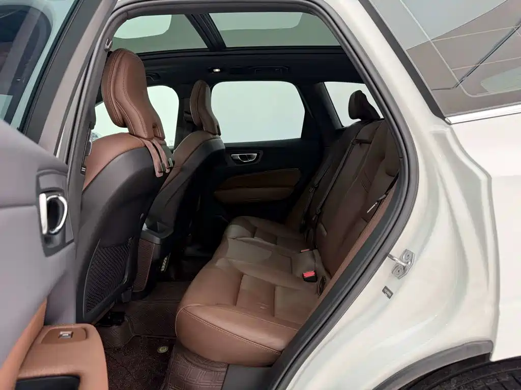 Volvo XC60 2022 — фото 19