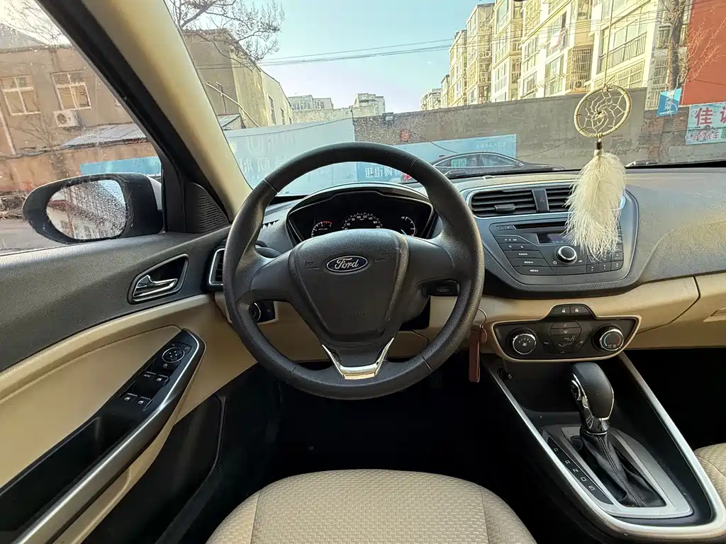 Ford Escort 2015 — фото 11