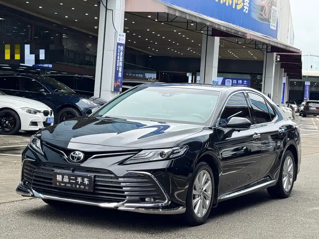 Toyota Camry 2023 — фото 1