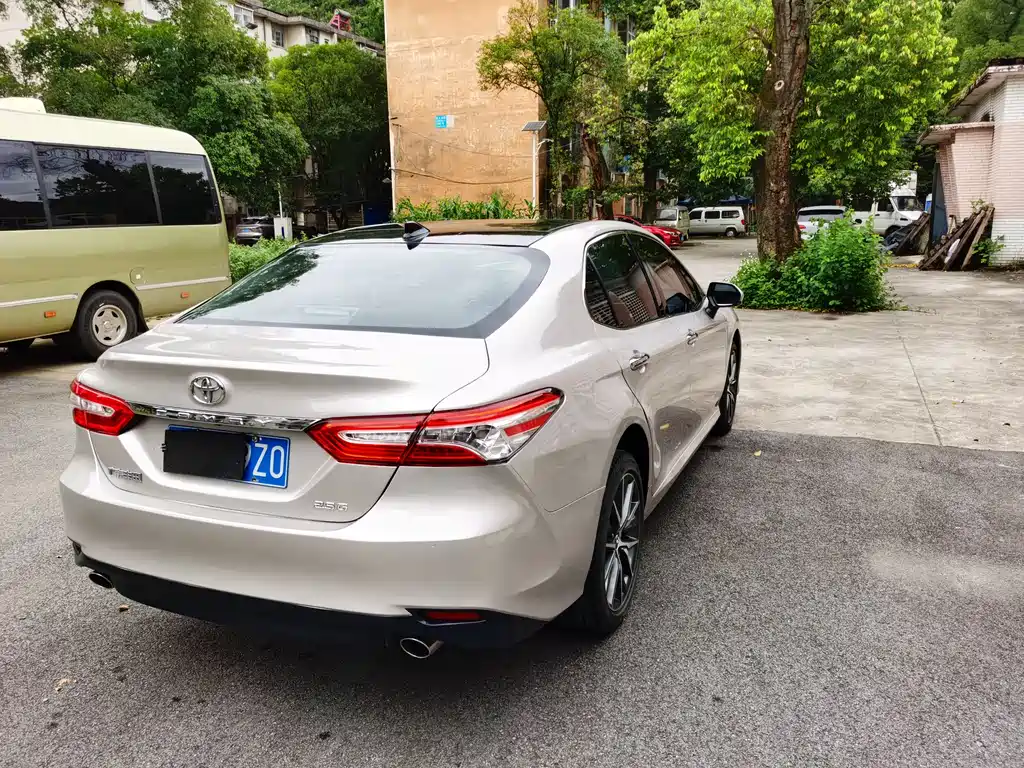Toyota Camry 2023 — фото 6