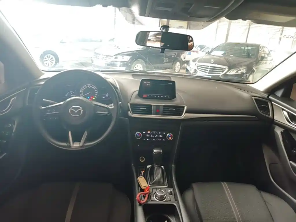Mazda 3 Axela 2017 — фото 10