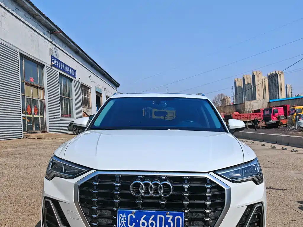 Audi Q3 2022 — фото 1