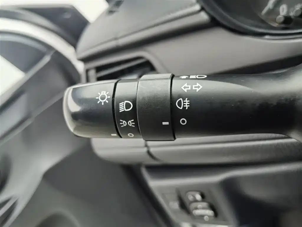 Toyota Yaris L 2020 — фото 21