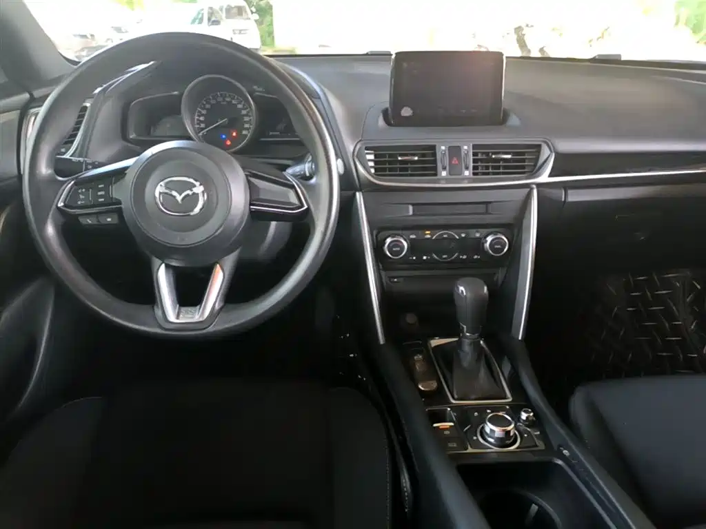 Mazda CX-4 2018 — фото 10