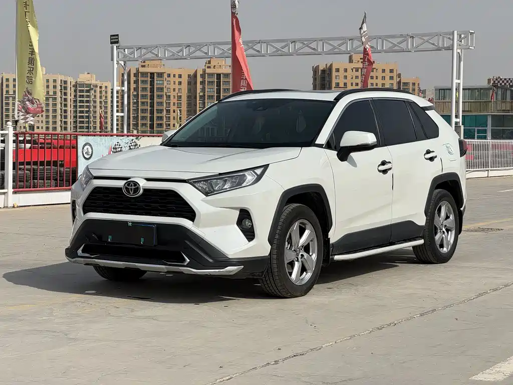 Toyota RAV4 2021 — фото 1
