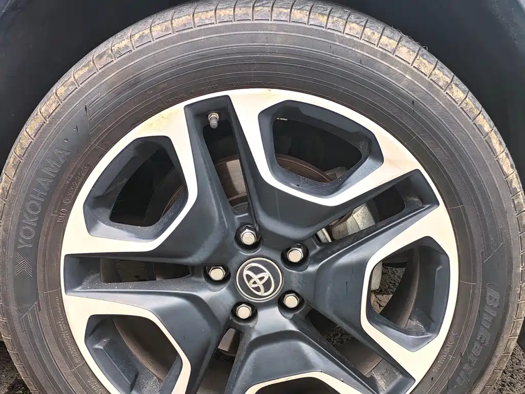 Toyota RAV4 2021 — фото 11
