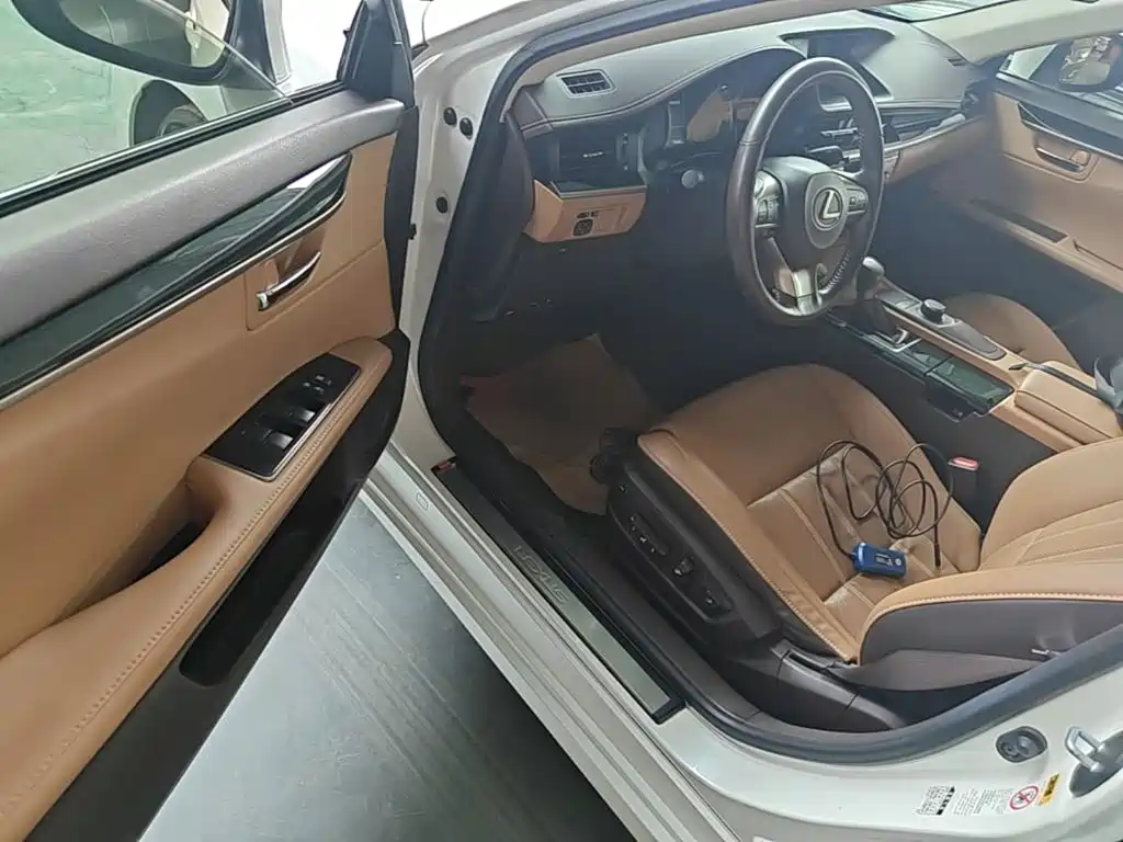 Lexus ES 2018 — фото 16