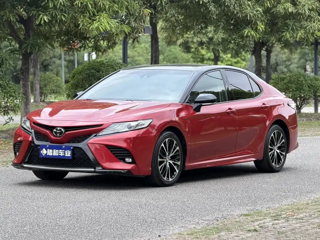 Toyota Camry 2018 — фото 1
