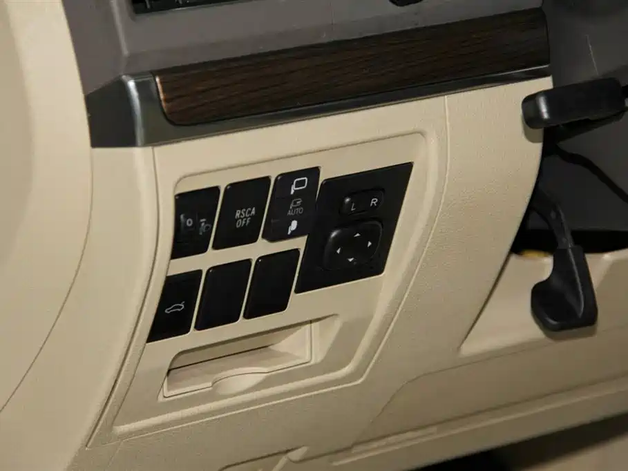 Toyota Land Cruiser 2020 — фото 18