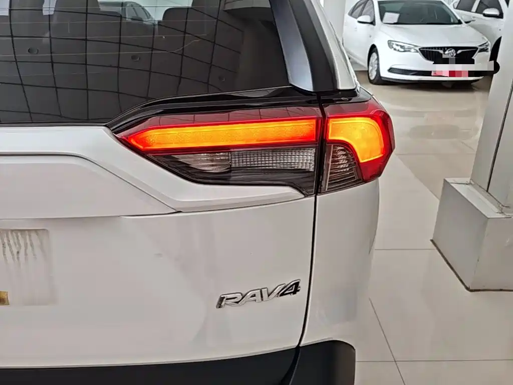 Toyota RAV4 2021 — фото 8
