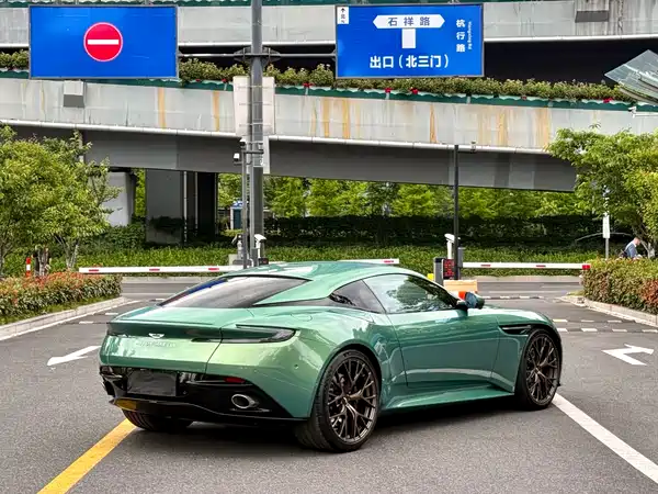 Aston Martin DB12 2023