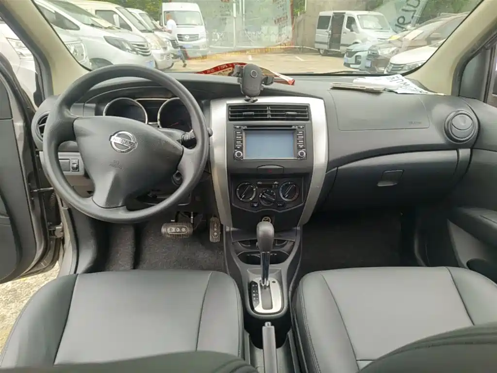 Nissan Livina 2015 — фото 10