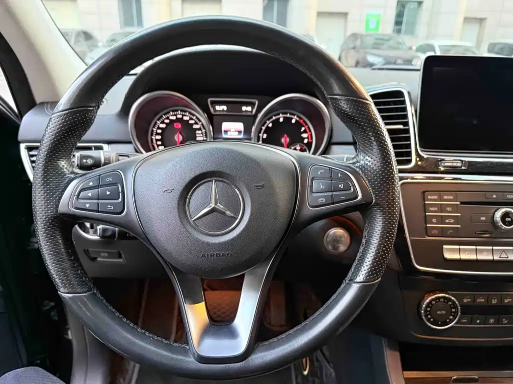 Mercedes-Benz GLE 2017 — фото 17