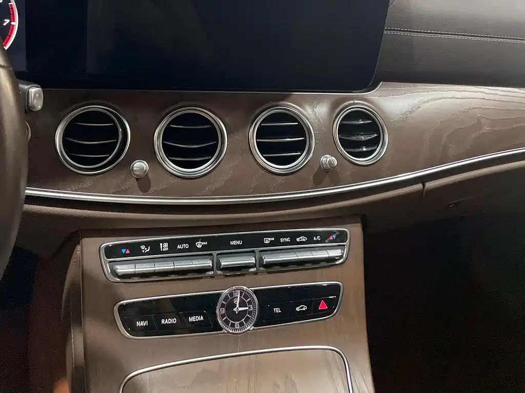 Mercedes-Benz E-Class 2020 — фото 15