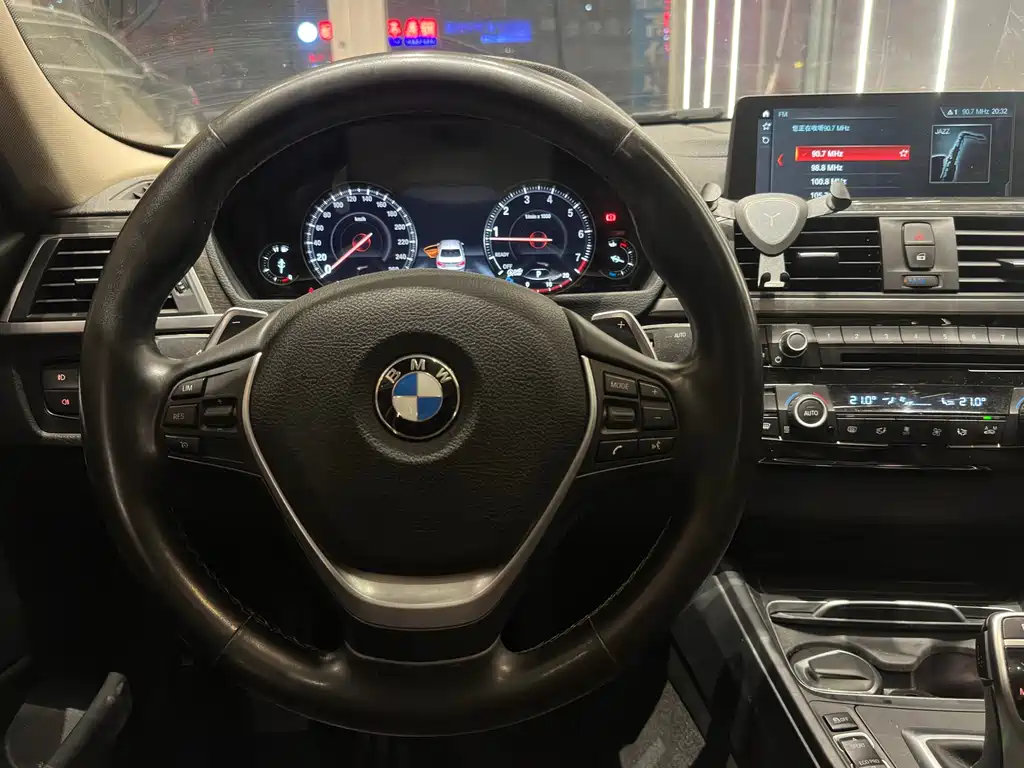 BMW 3 Series 2018 — фото 14
