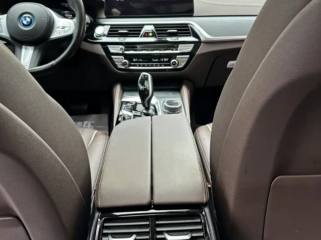 BMW 5 Series New Energy 2024 — фото 15