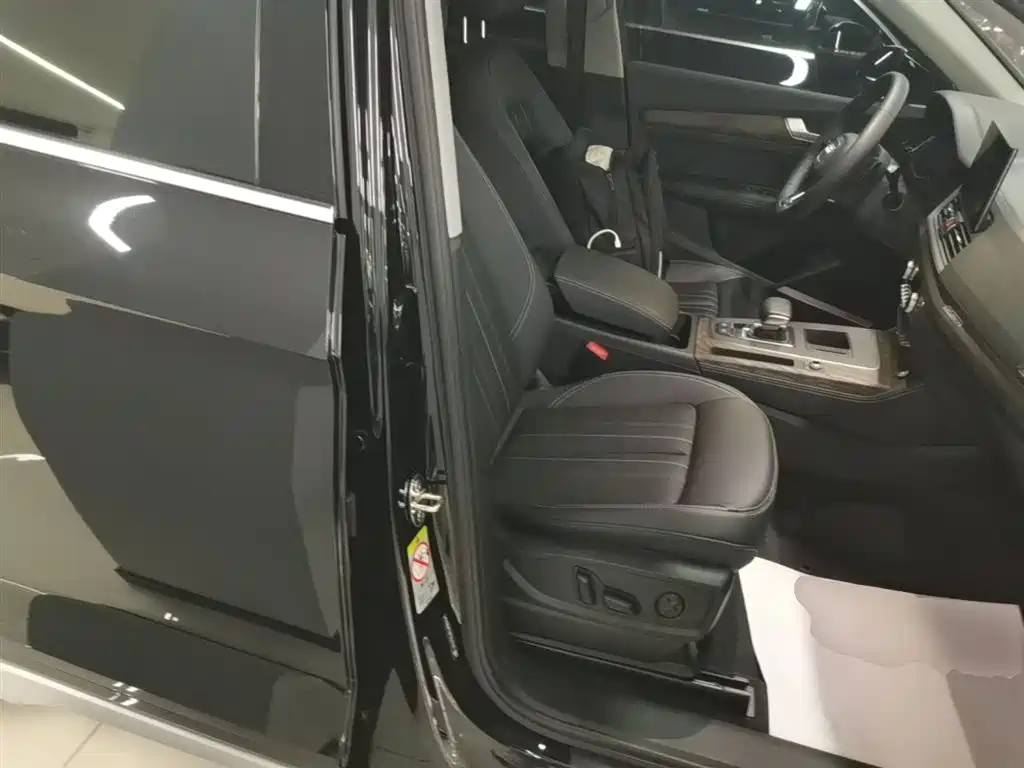 Audi Q5L 2023 — фото 25
