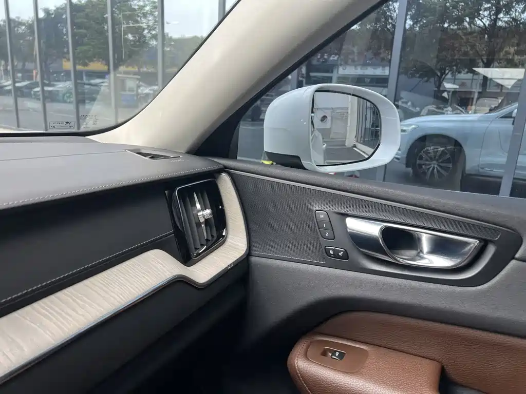 Volvo XC60 2020 — фото 12