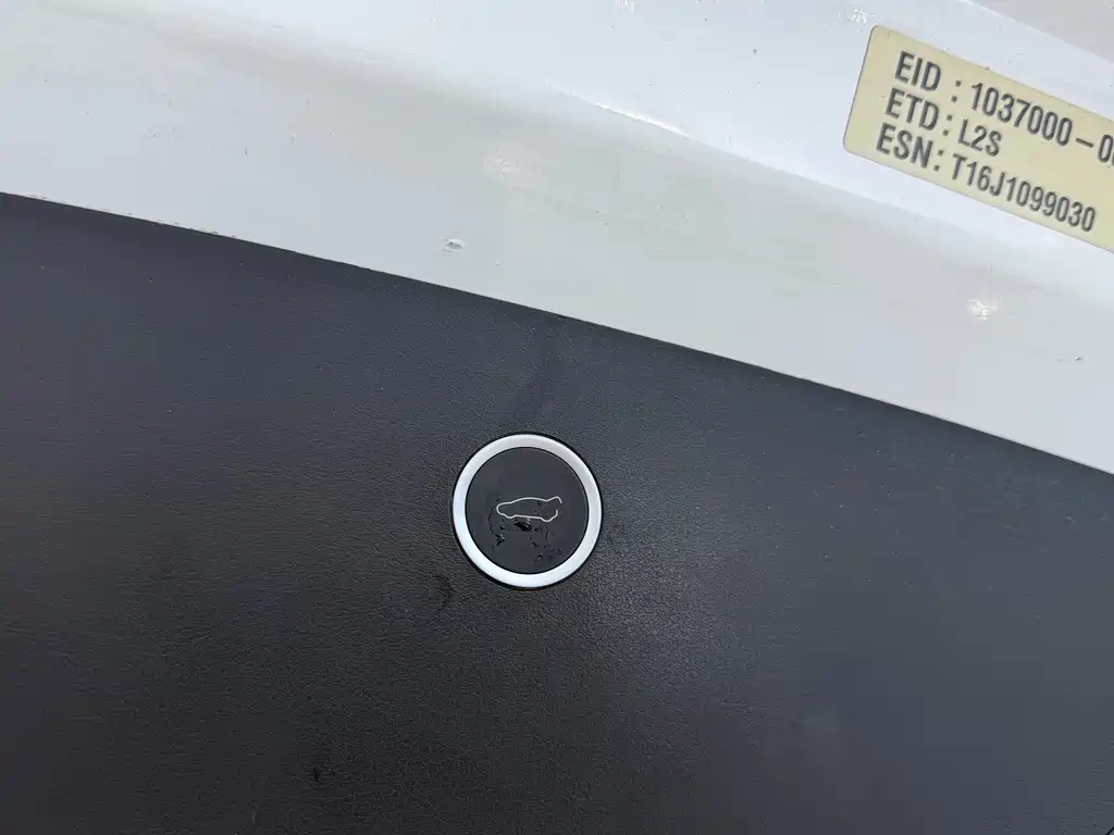 Tesla Model X 2016 — фото 18