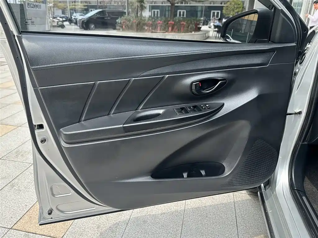Toyota Yaris L 2021 — фото 24