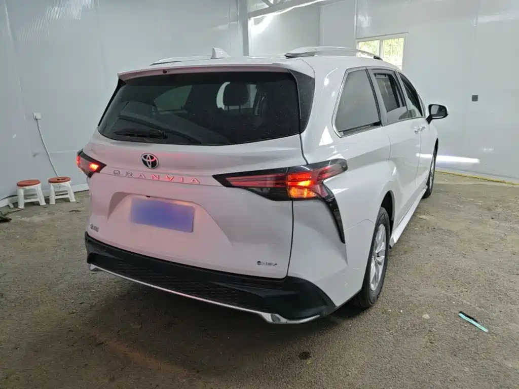 Toyota Granvia 2024
