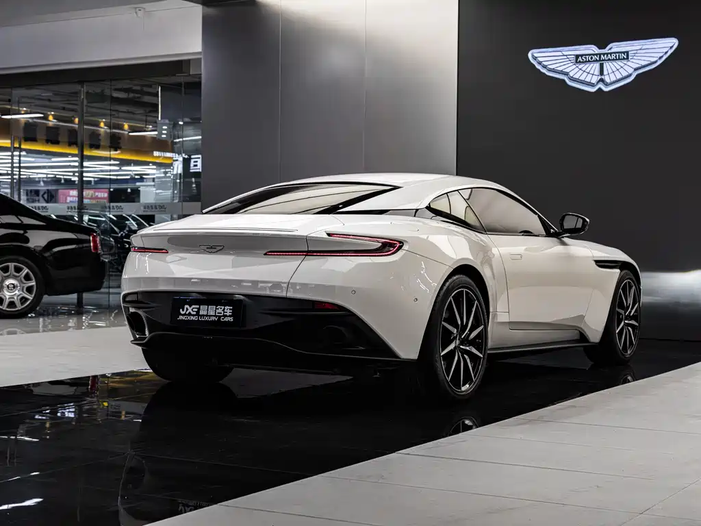 Aston Martin DB11 2018 — фото 13