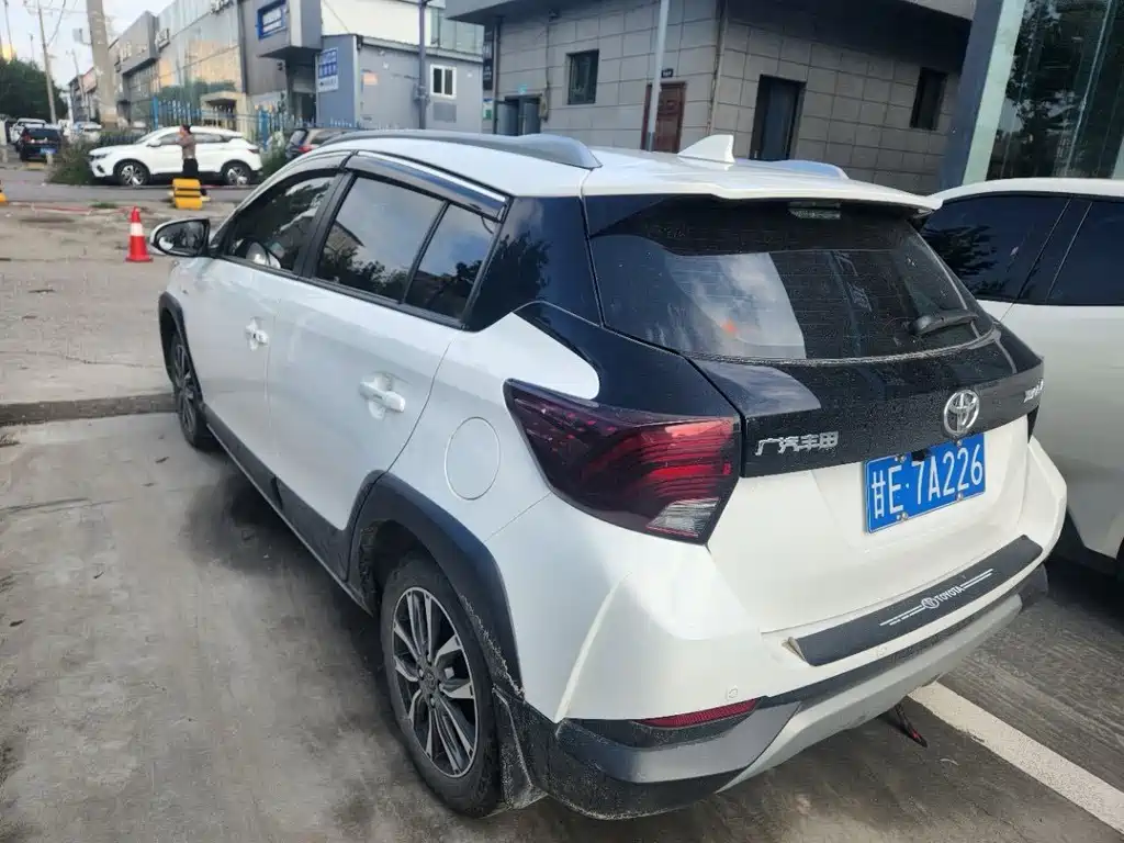 Toyota Yaris L 2023 — фото 10