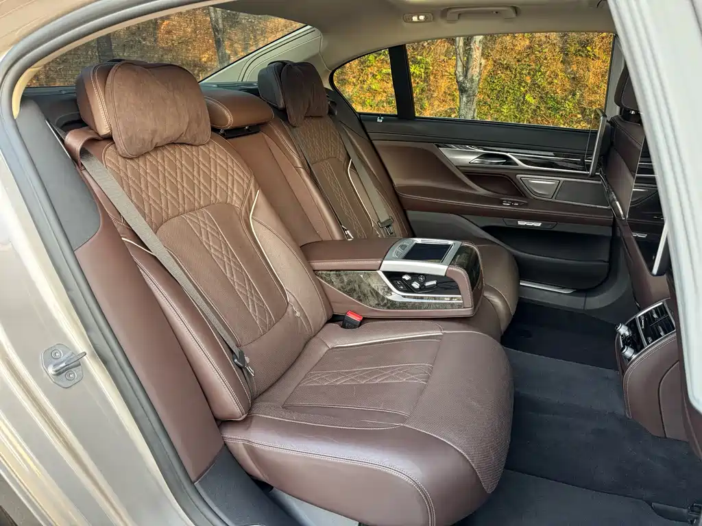 BMW 7 Series 2018 — фото 21
