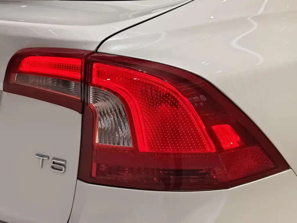 Volvo S60 2016 — фото 12