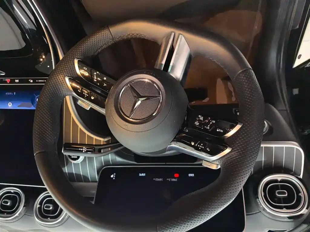 Mercedes-Benz C-Class 2023 — фото 3