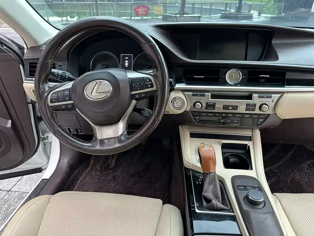 Lexus ES 2016 — фото 12