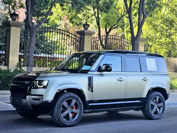 Land Rover Defender 2023