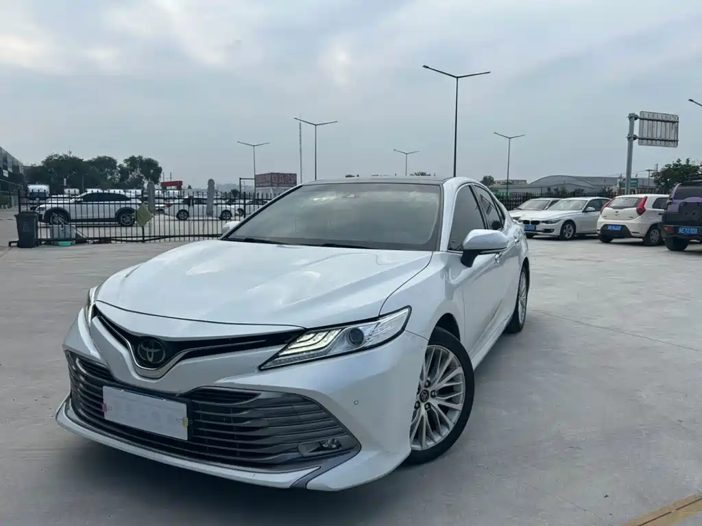 Toyota Camry 2019 — фото 1