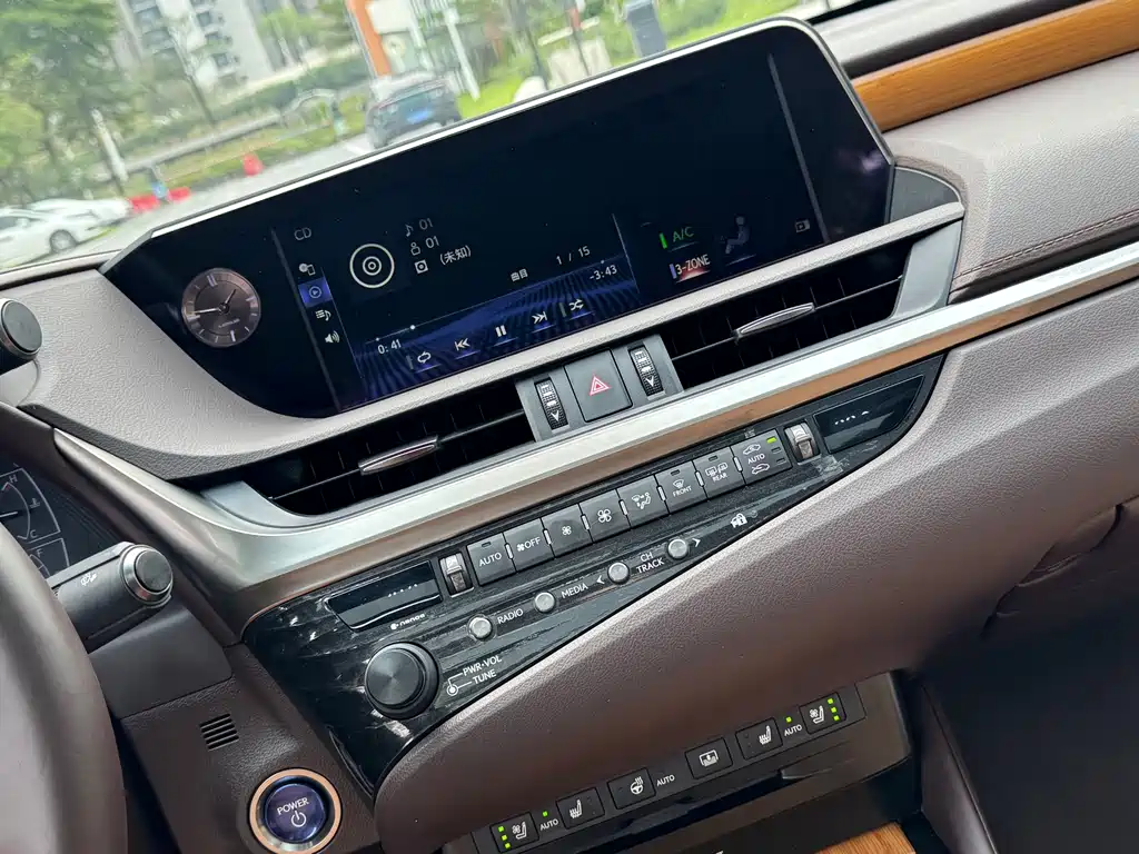 Lexus ES 2019 — фото 13