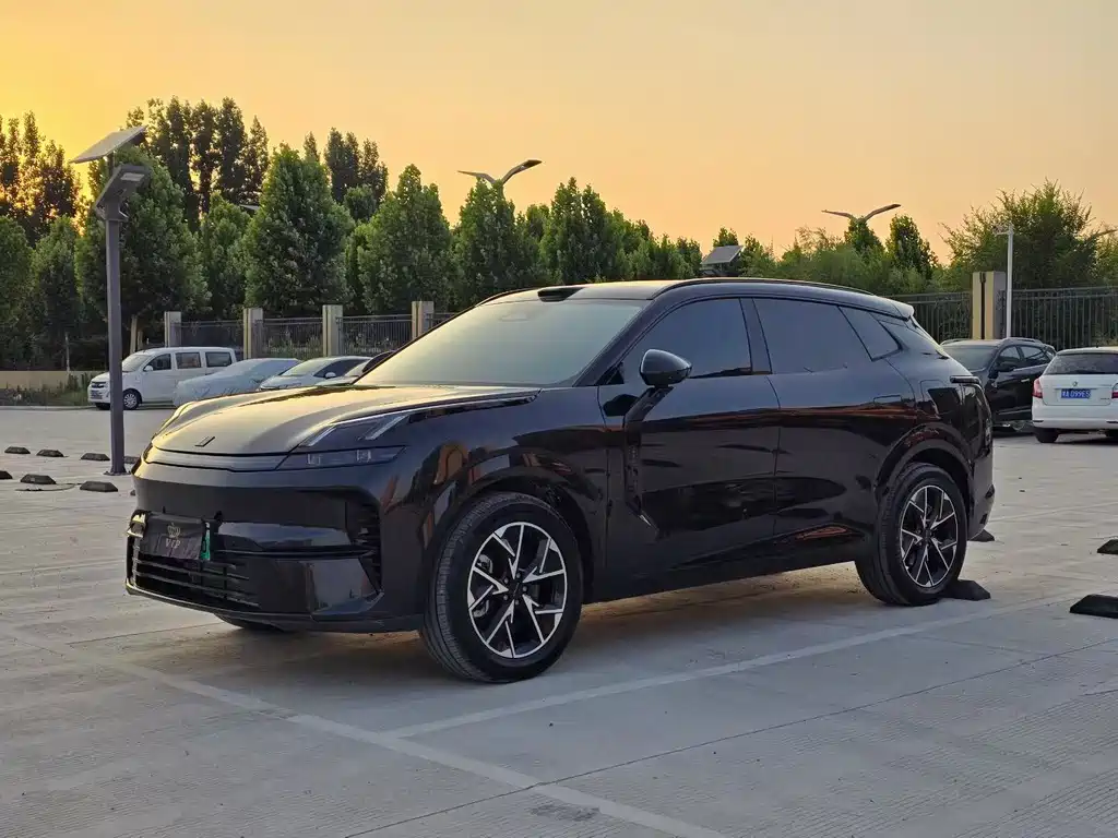 Lynk & Co 08 EM-P 2025