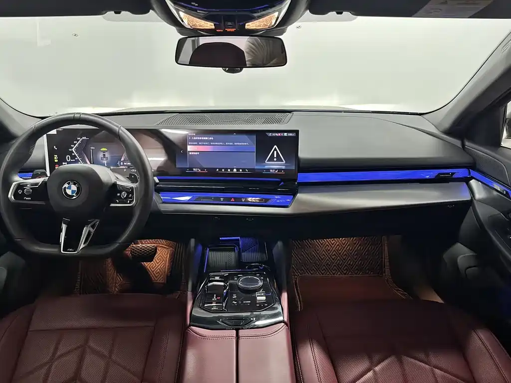 BMW 5 Series 2025 — фото 10