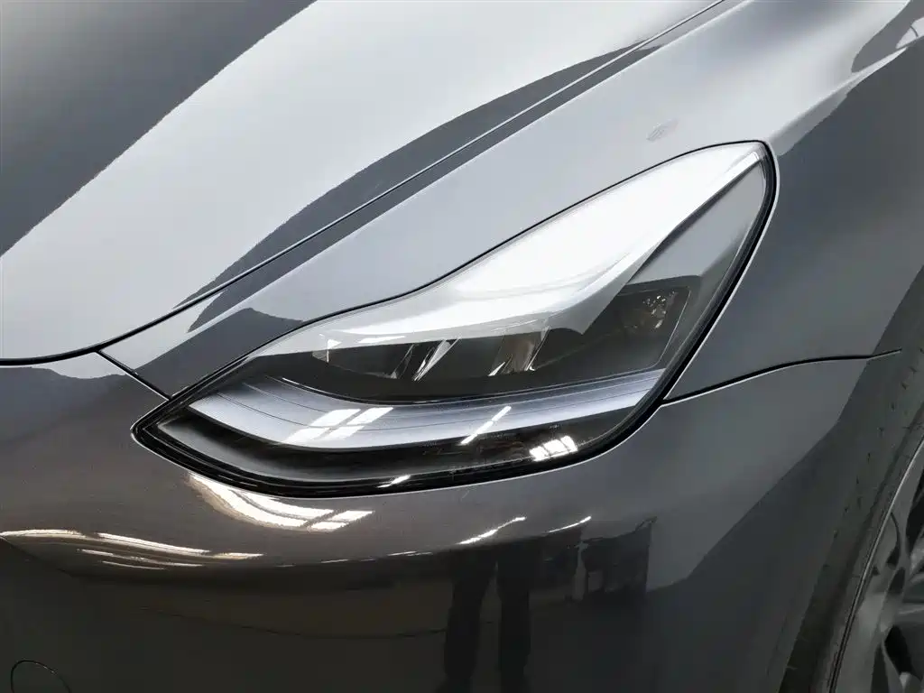Tesla Model Y 2025 — фото 7