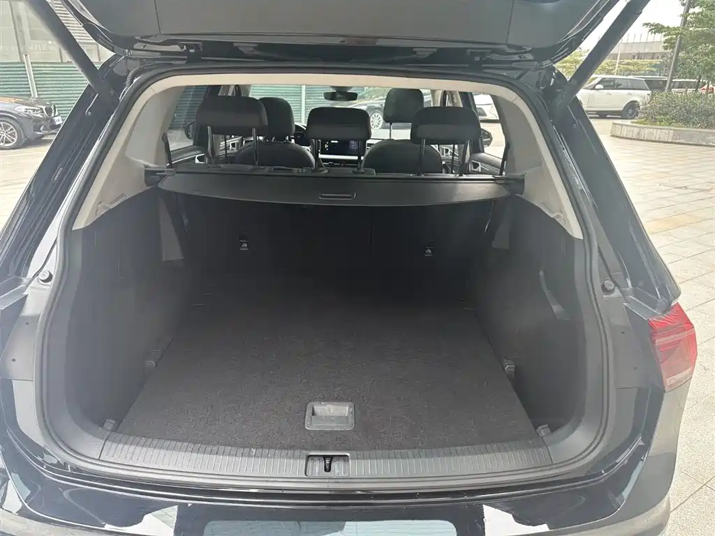 Volkswagen Tiguan L 2023 — фото 9