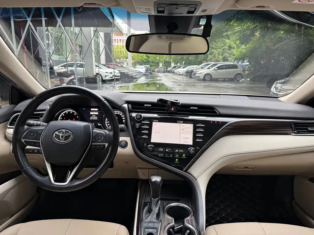 Toyota Camry 2019 — фото 14