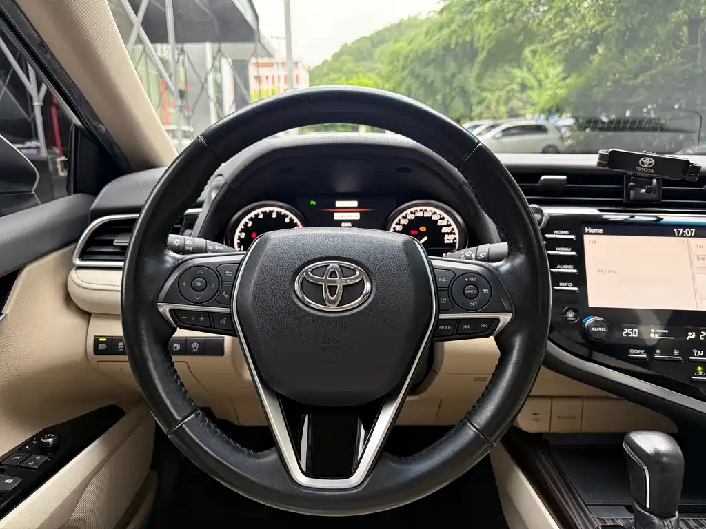 Toyota Camry 2019 — фото 16