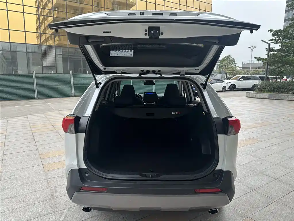 Toyota RAV4 2023 — фото 10