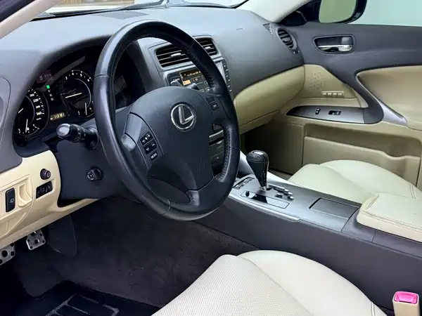 Lexus IS 2010