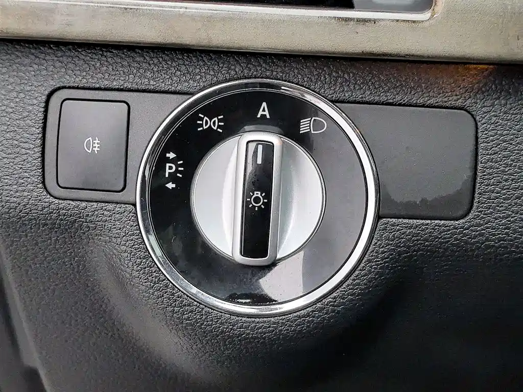 Mercedes-Benz E-Class 2010 — фото 21